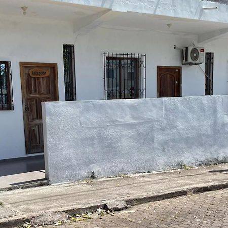 Hotel Casa De Huespedes "Darling" Puerto Baquerizo Moreno Esterno foto